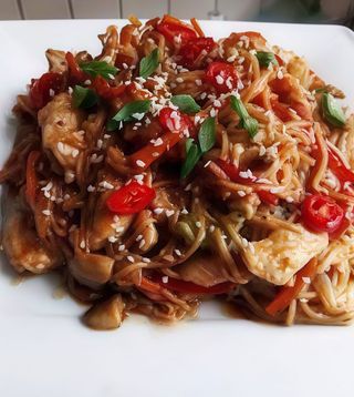 Makaron sojowy z kurczakiem