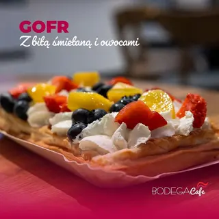 GOFR Z BITĄ ŚMIETANĄ I OWOCAMI