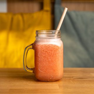 ŚWIEŻO WYCISKANY SOK GREJPFRUTOWY