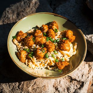 Makaron z kurczakiem w panko