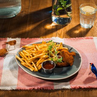 Nuggetsy z kurczaka z frytkami