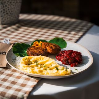 Domowy mielony z puree ziemniaczanym i buraczkami na ciepło