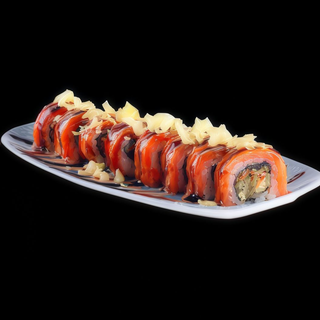 Uramaki z opalanym łososiem teriyaki i węgorzem w tempurze