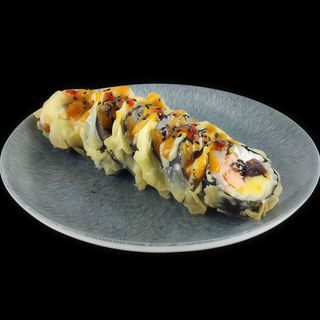 Futomaki z tempurze z pieczonym łososiem teriyaki i mango