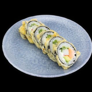 Futomaki w tempurze z łososiem i awokado