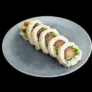 URAMAKI Z TUŃCZYKIEM W TEMPURZE I CHRUPIĄCYM KIMCHI 6 SZT.