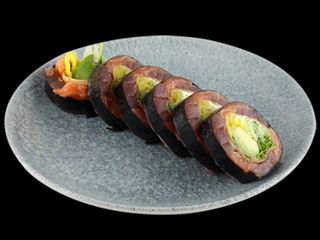 Futomaki sashimi z łososiem i tuńczykiem