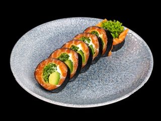 Futomaki sashimi z awokado i łososiem