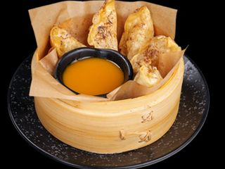 DESER PIEROŻKI GYOZA Z JABŁKIEM I SOSEM MANGO 5 SZT.