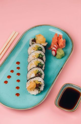 Tamago Maki - Kalmar w tempurze, majonez, rzepa, ogórek, grzyby shitak