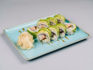 Krewetki, ogórek, tykwa, serek - awokado, sos słodki