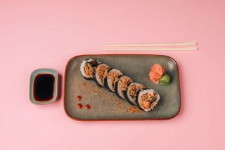 Pieczona skórka z łososia, awokado, tykwa, majonez, słodki sos