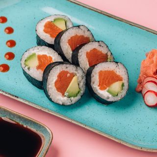 Futomaki łosoś, serek, awokado