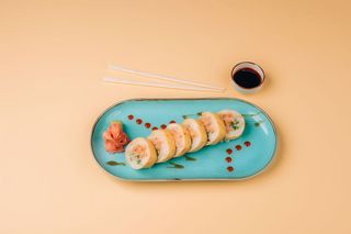 Tamago pieczony łosoś, majonez, ogórek, słodki sos