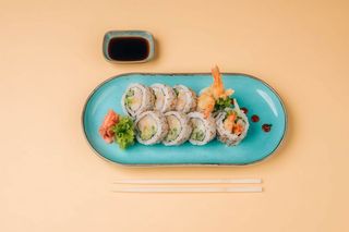 California Maki - Krewetki w tempurze, sałata, ogórek, majonez