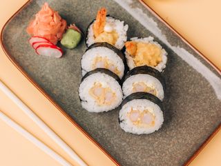 Futomaki krewetka w tempurze, majo, por