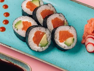 Futomaki łosoś, serek, awokado