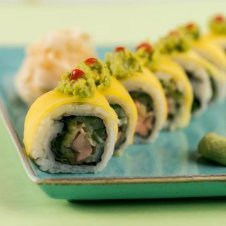 Łosoś w tempurze, majonez, sałata, ogórek- mango guacamole