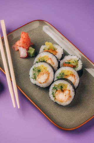 Maślana w panko, majonez, ogórek, tykwa, sos śliwkowy