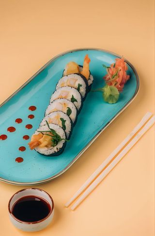 Krewetka w tempurze, serek topiony, szczypiorek