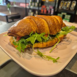 Croissant z pesto bazyliowym