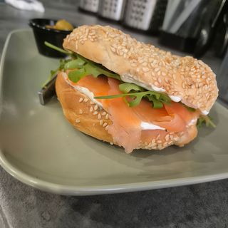 Bajgiel z łososiem wędzonym