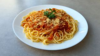 spaghetti z roślinnym mielonym, sosem pomidorowym i wegańskim parmezan