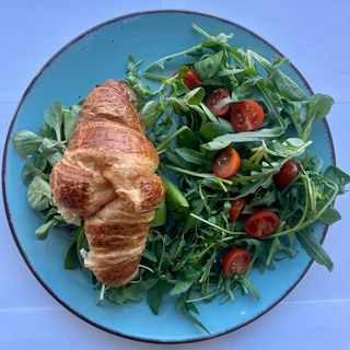 Croissant z łososiem