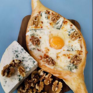 Adżarskie z serem pleśniowym i orzechami