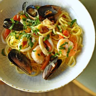 Spaghetti bucatini frutti di mare