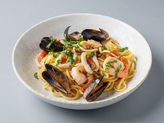 Spaghetti bucatini frutti di mare