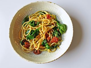 Spaghetti bucatini con Spinaci