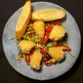 Sałatka z panierowanym camembertem