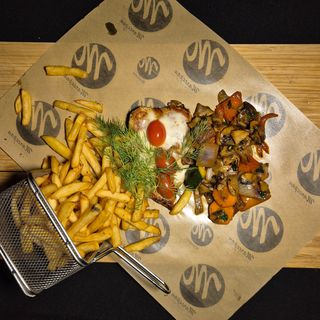 Grillowana pierś z kurczaka z mozzarellą i pomidorkami