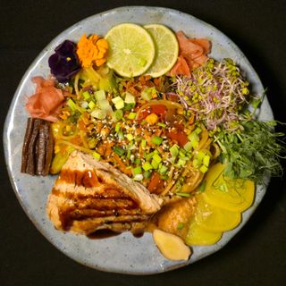 Łosoś z orientalnym makaronem