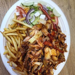 Kebab z kurczaka na talerzu