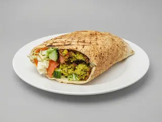 Hummus z mięsem na talerzu standard