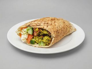 Hummus z mięsem na talerzu standard