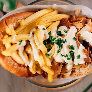 GIGANT w bułce z FRYTKAMI