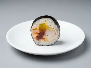 Futomaki z krewetką pieczoną w tempurze i słoneczniku