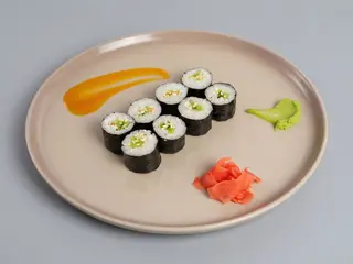 Hosomaki z ogórkiem i sezamem 8szt