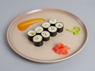 Hosomaki z ogórkiem i sezamem 8szt
