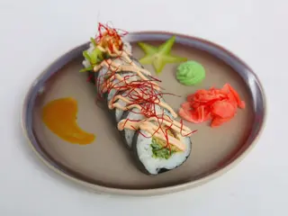 Futomaki z kalmarem w tempurze z kobe i chilli 6szt