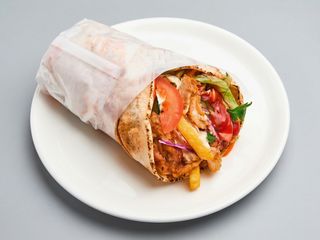 Mieszane mięso na cienkim cieście średni