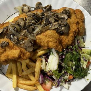 Kotlet schabowy z pieczarkami i cebulką