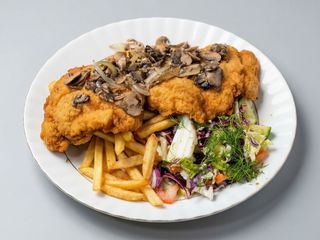 Kotlet schabowy z pieczarkami i cebulką