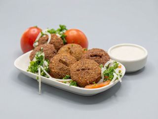 Kotleciki z tofu, frytki, sałatka wiosenna