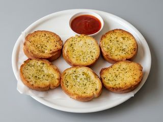 Pieczywo czosnkowe z chorizo i serem 4 szt. 