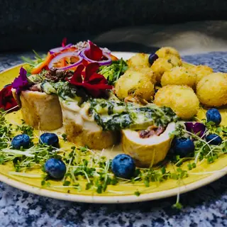 Nadziewana pierś z kurczaka suszonymi pomidorami i serem camembert