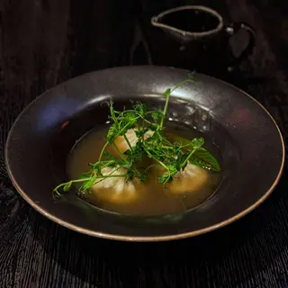 Rosół z pierożkami chinkali